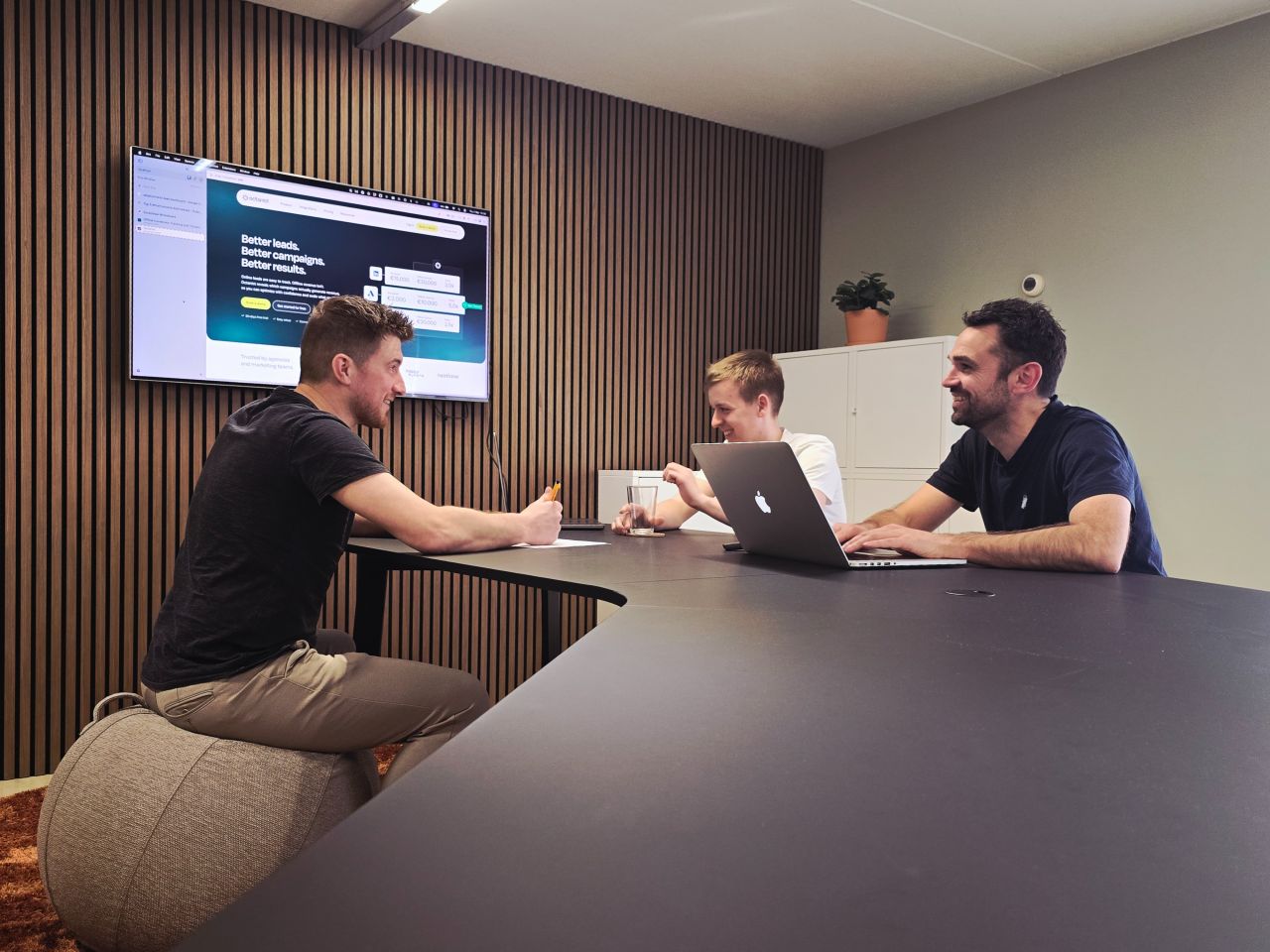 Meeting aan tafel tijdens een demo en adviesgesprek